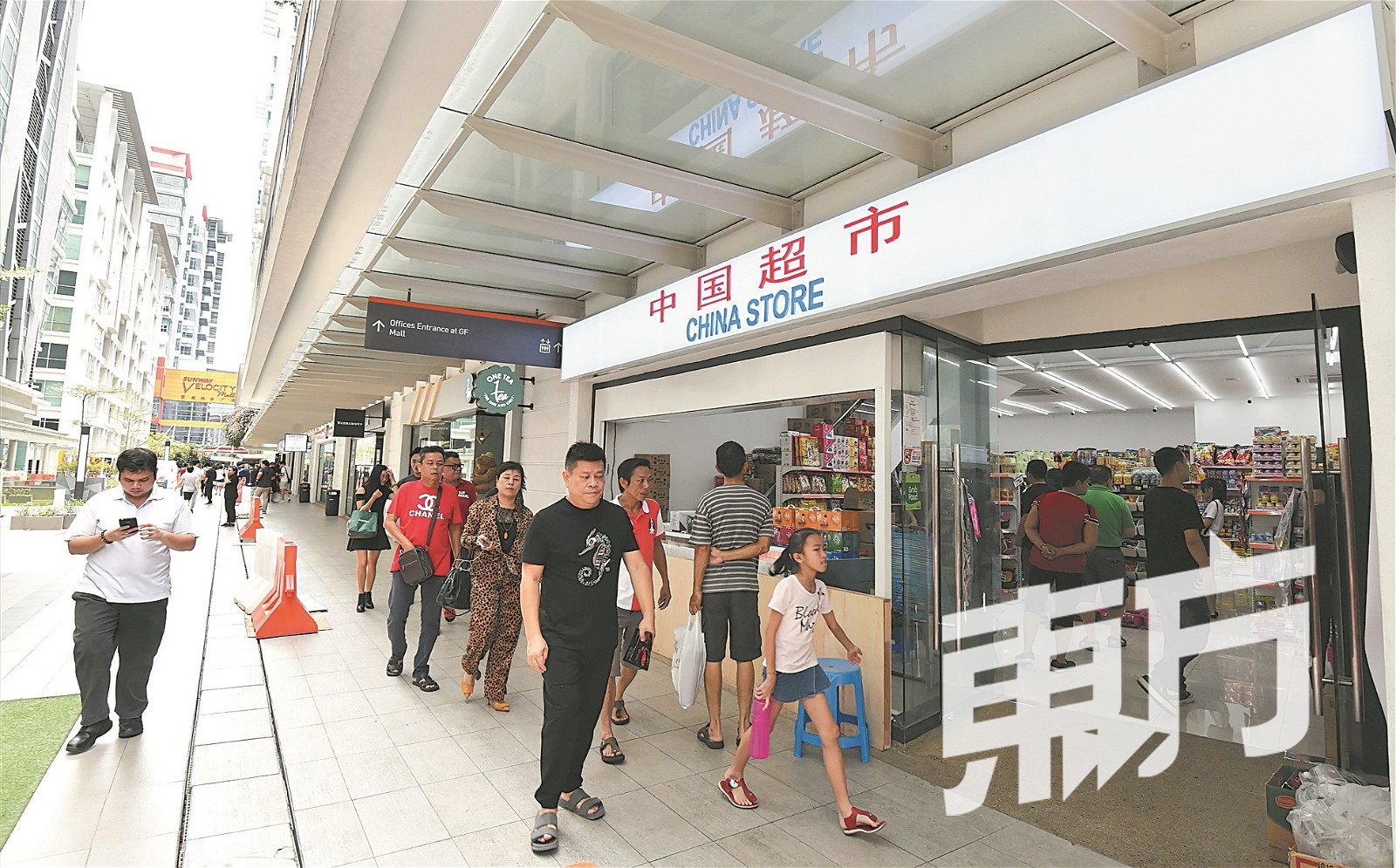 近年来，越来越多中国特色餐馆及超市在双威伟乐城开设，犹如成为该商城的一种特色，也吸引了许多中国游客及本地人潮捧场。（摄影：张真甄）