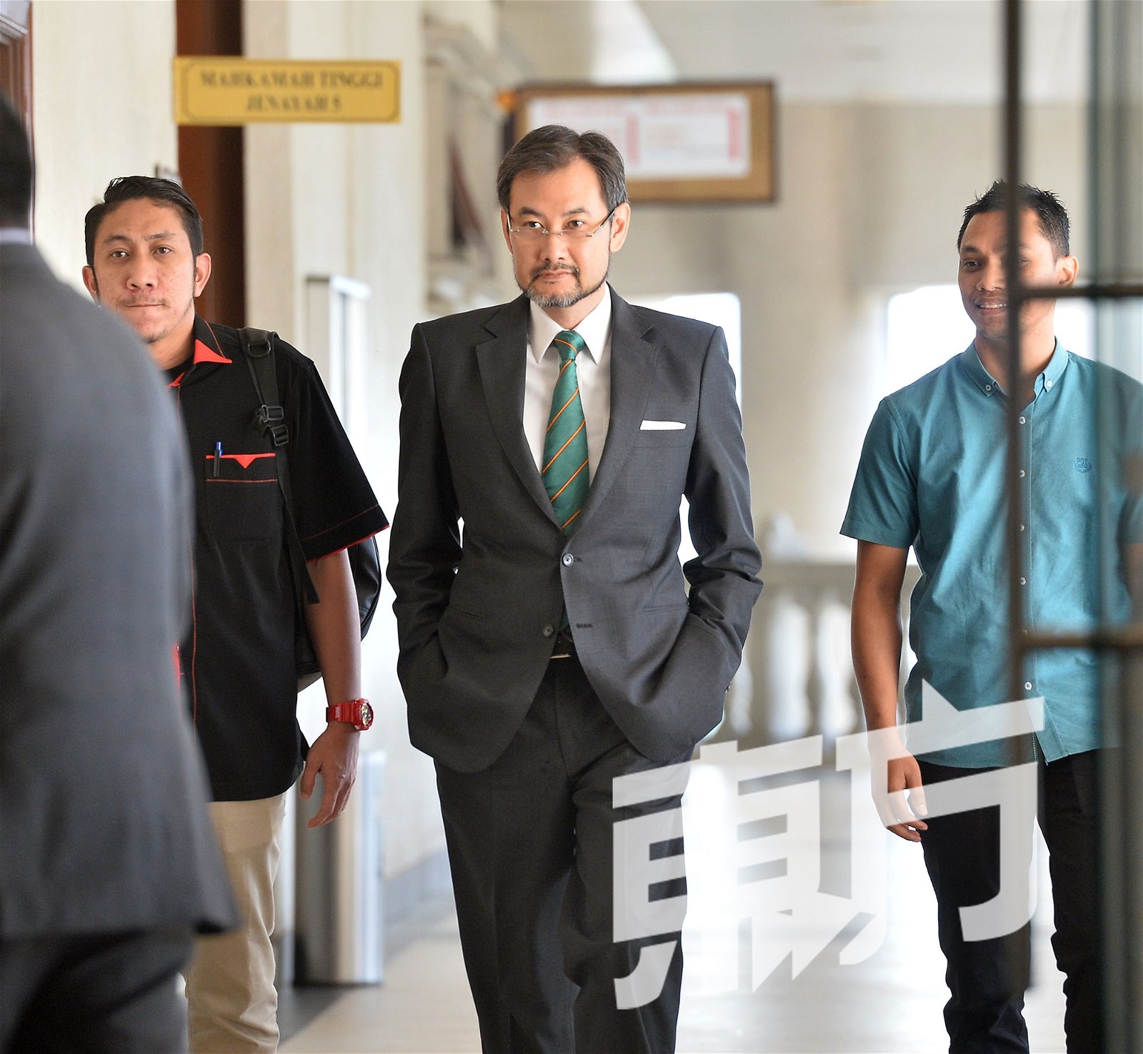 一马公司兼登嘉楼投资机构前首席执行员沙鲁（中）继续上庭供证，他是1MDB案件的重要证人之一。（摄影：颜泉春）
