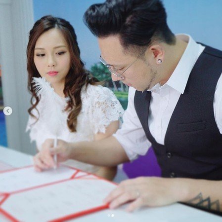 张致恒9月初和雯雯正式签字结婚。（图取自张致恒Instagram）