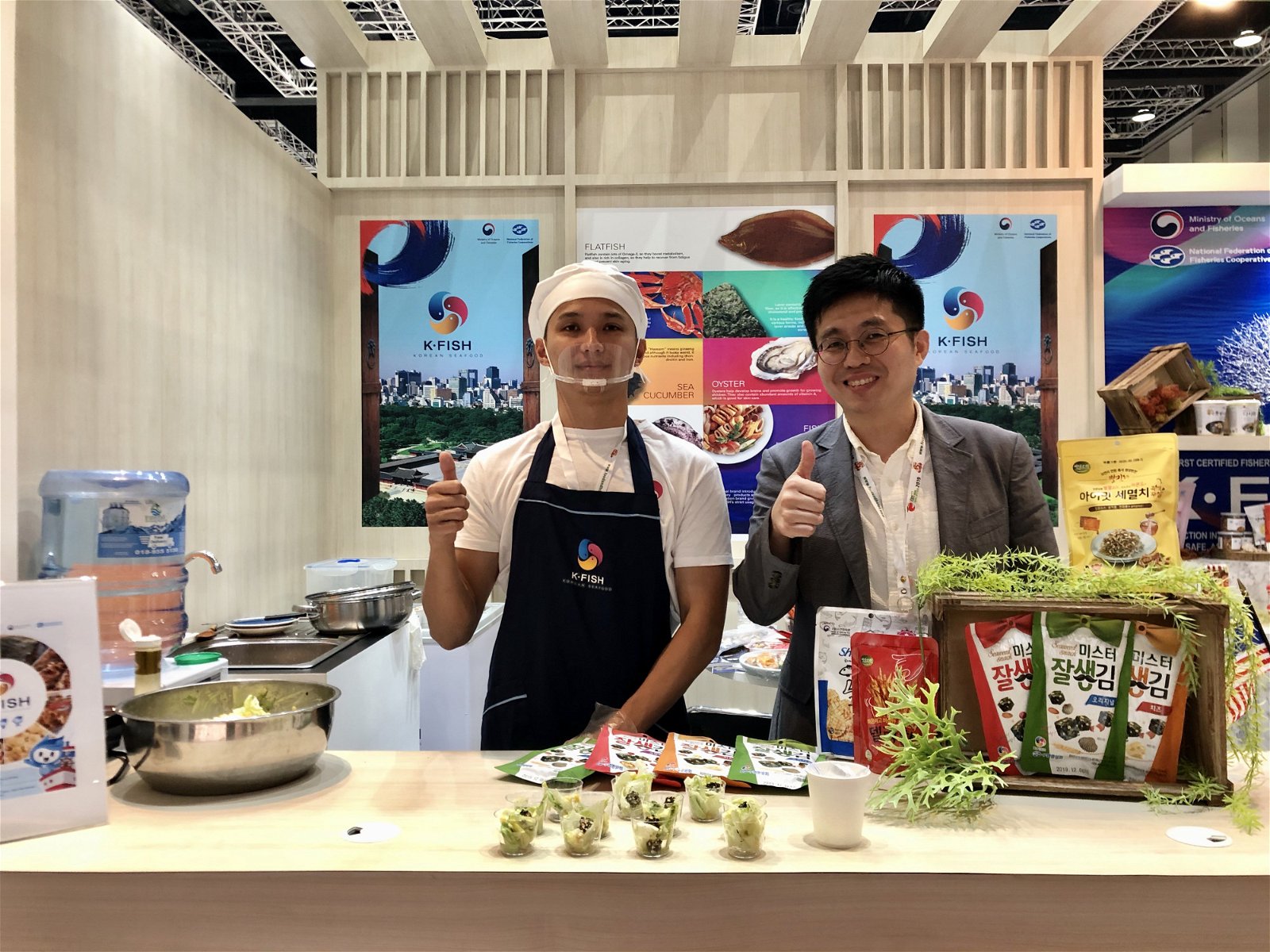 李东峻于展会当天邀请出席者试吃韩国海产品。