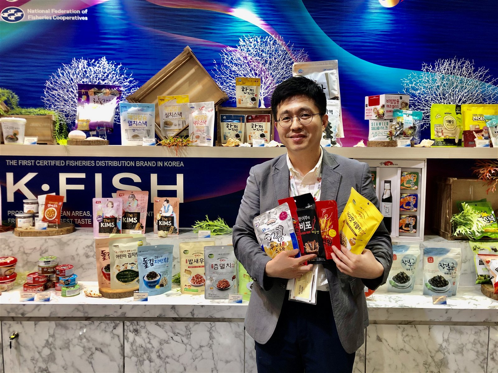 李东峻展示韩国的食品及海产。