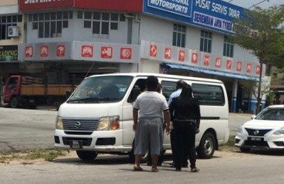 警方欲将P古纳（正上车者）带返武吉安曼警察总部调查。