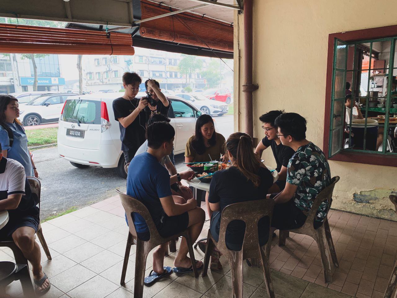 团队在采访砂拉越叻沙的食客。