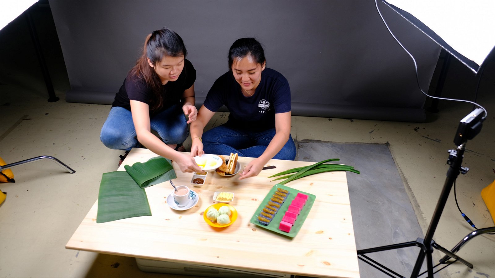 #BersatuForMakan是一个相当完整的企划，图为郑静敏（左）和陈俐妏正为预告片的拍摄做准备。