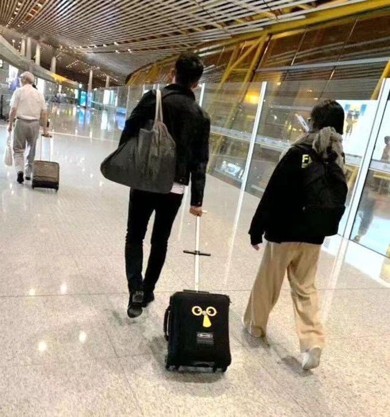 汪小菲推行李开路。