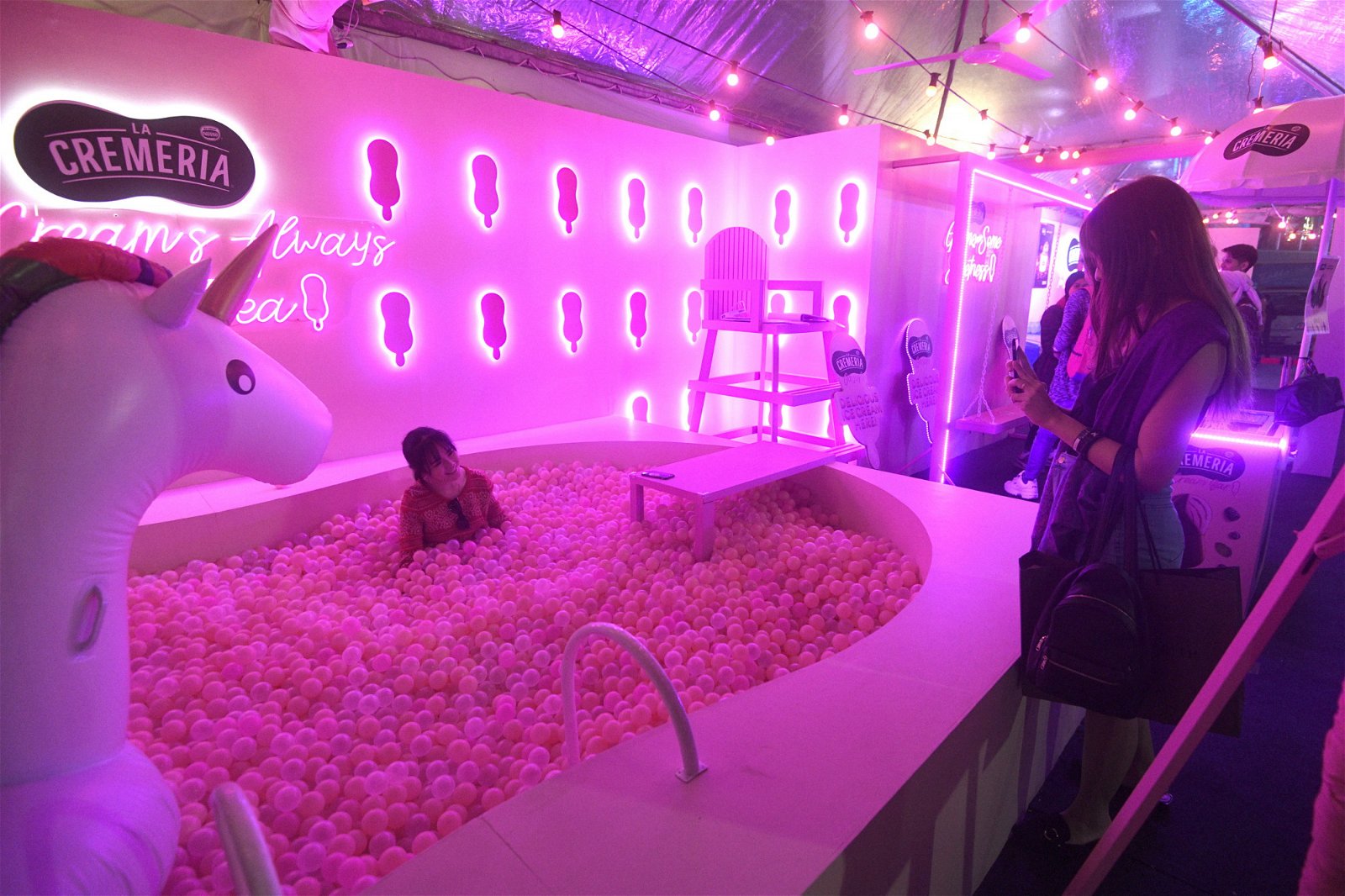 著名雪糕公司LA CREMERIA打造“粉红泡泡球浴池”及网宠”独角兽“，精致可爱的打卡地点，赢得众人欢心。