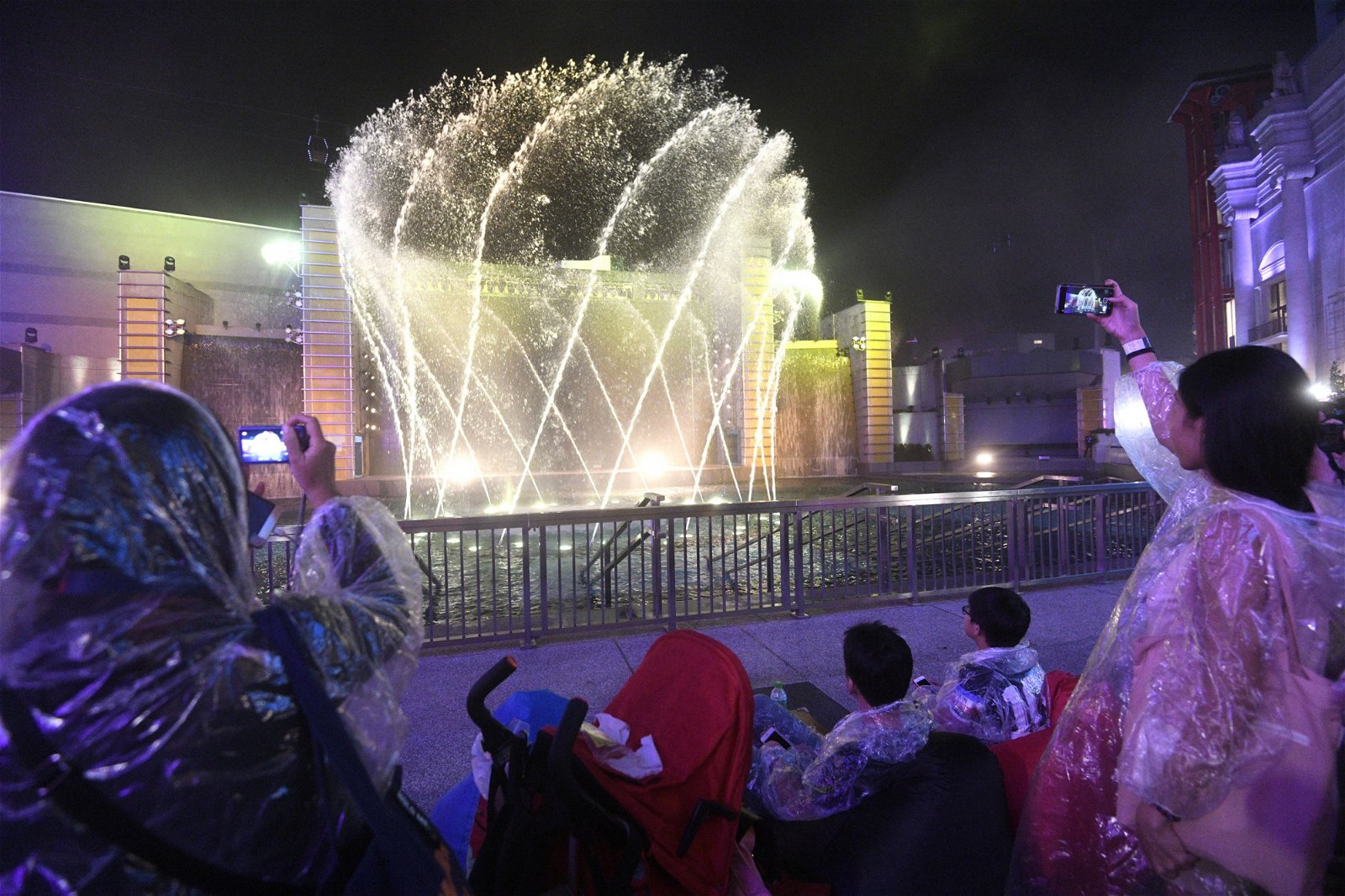 夜幕降临，酷炫灯光音乐喷泉开始，参与者不妨放下脚步，享受一段听觉与视觉盛宴。