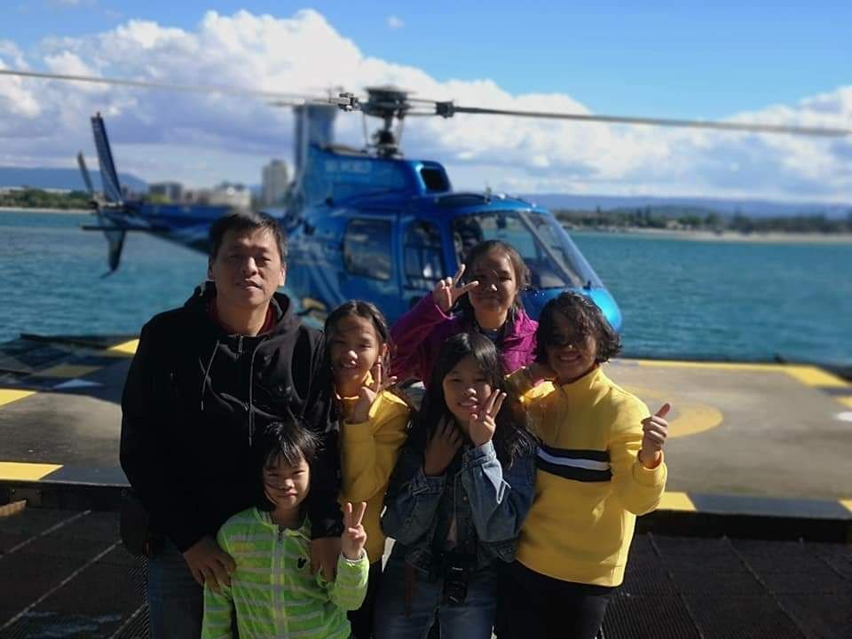 王晓薇一家六口体验乘搭直升机。