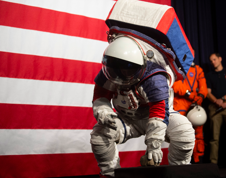 NASA人员穿上新太空衣示范动作灵活度。