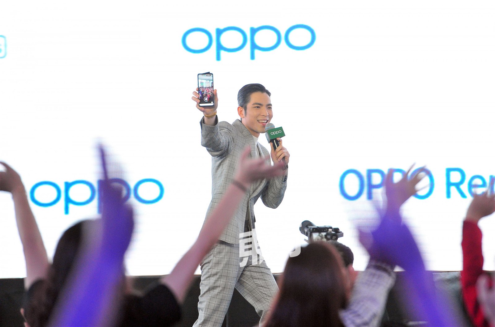 萧敬腾为代言手机OPPO Reno 2推介礼来马站台，在记者会上即兴为该手机创作并演唱。