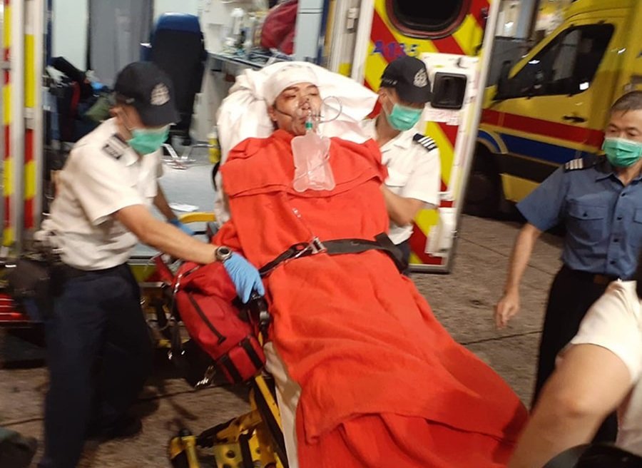 香港泛民组织民间人权阵线召集人岑子杰（中）周三晚在旺角鸦兰里遇袭受伤倒地，被送医急救，意识清醒。