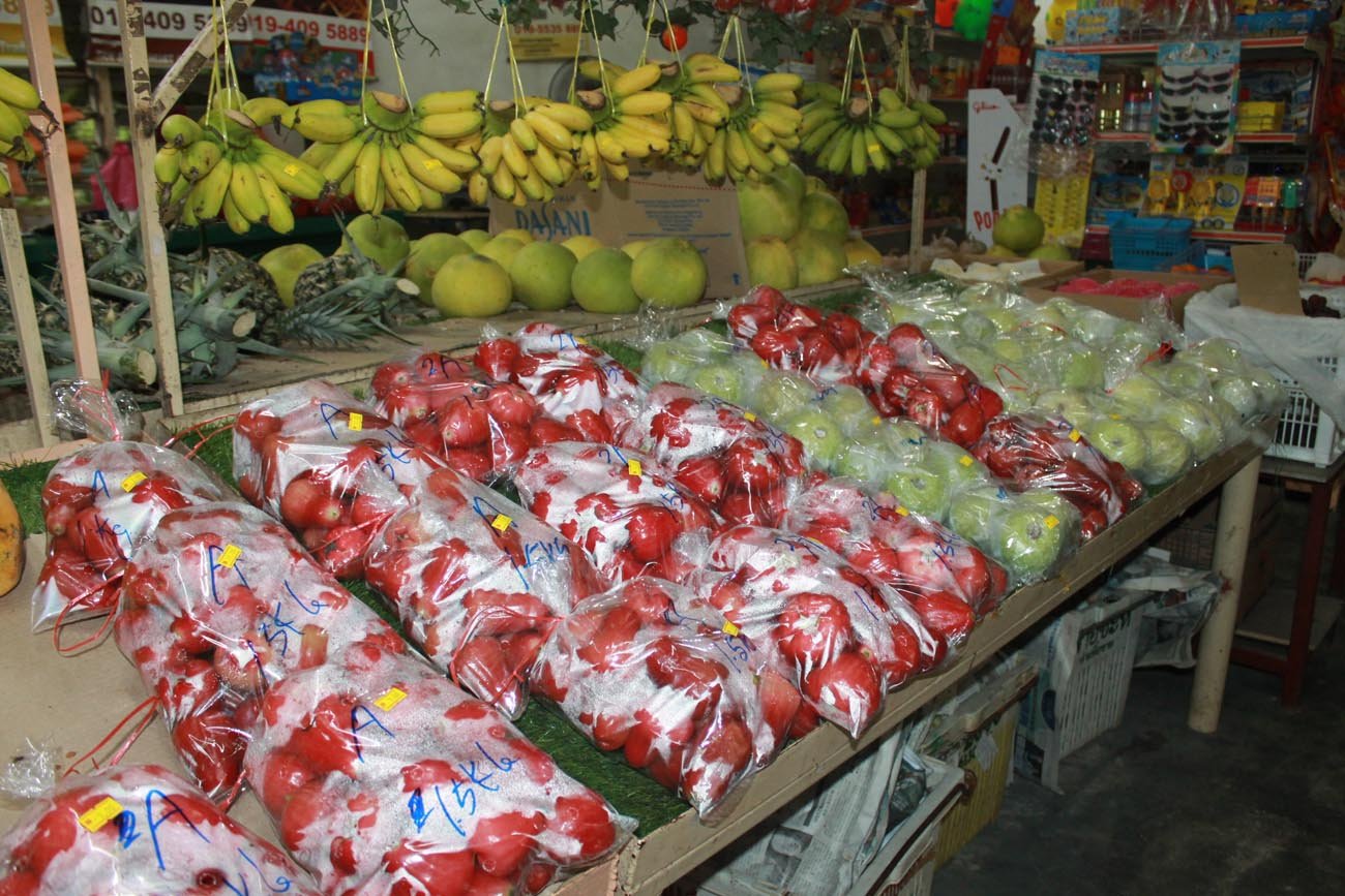 陈荣全将部份采收的水晶水蓊批发予水果收购商，部分则摆在自家的水果销售站，供公众及游客选购。