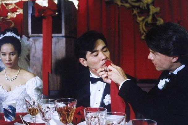 李安1993年执导的《囍宴》，剧情叙说来自台湾的男同性恋者，为了让父母安心，娶了一位来自上海的非法移民女画家，让她获得绿卡作为交换条件。