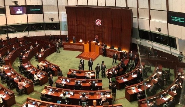香港特首林郑月娥到立法会宣读任内第三份施政报告。
