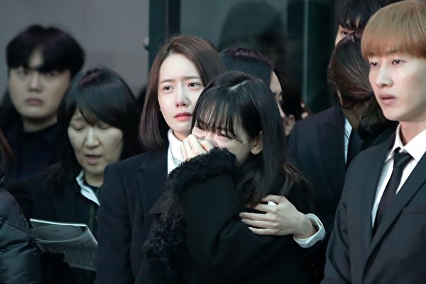 SHINee钟铉出殡，与其情同姊弟的太妍（中）泪崩。