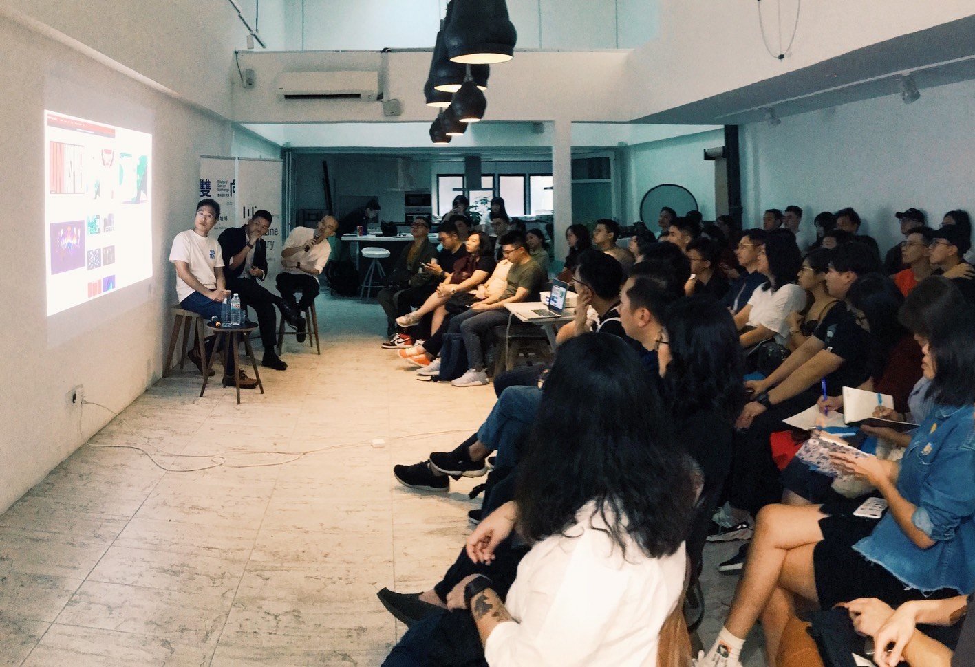 台湾x马来西亚双向设计交流论坛（第一场）的对谈环节，林思翰与本地动态设计师蔡嘉靖在活动协调林旗锋的带领下，分享各自在动态设计领域的学习路径。