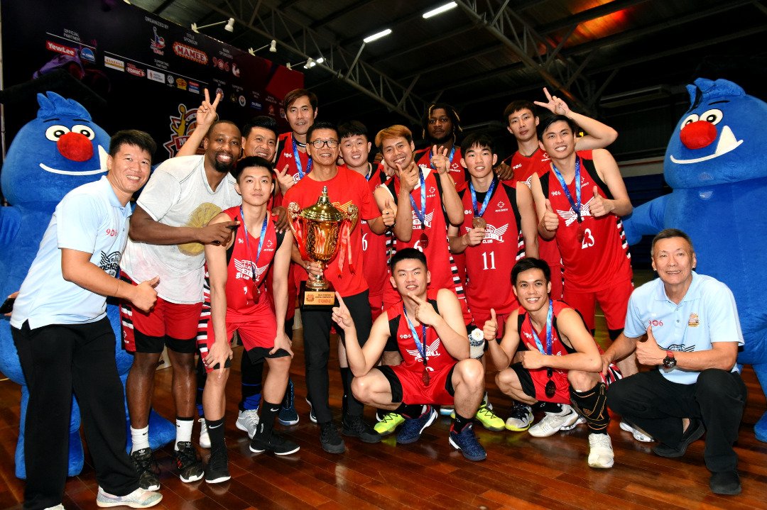 获得亚军的马六甲篮球俱乐部球员在接领奖杯后，与领队张经德、教练吴清发合影。