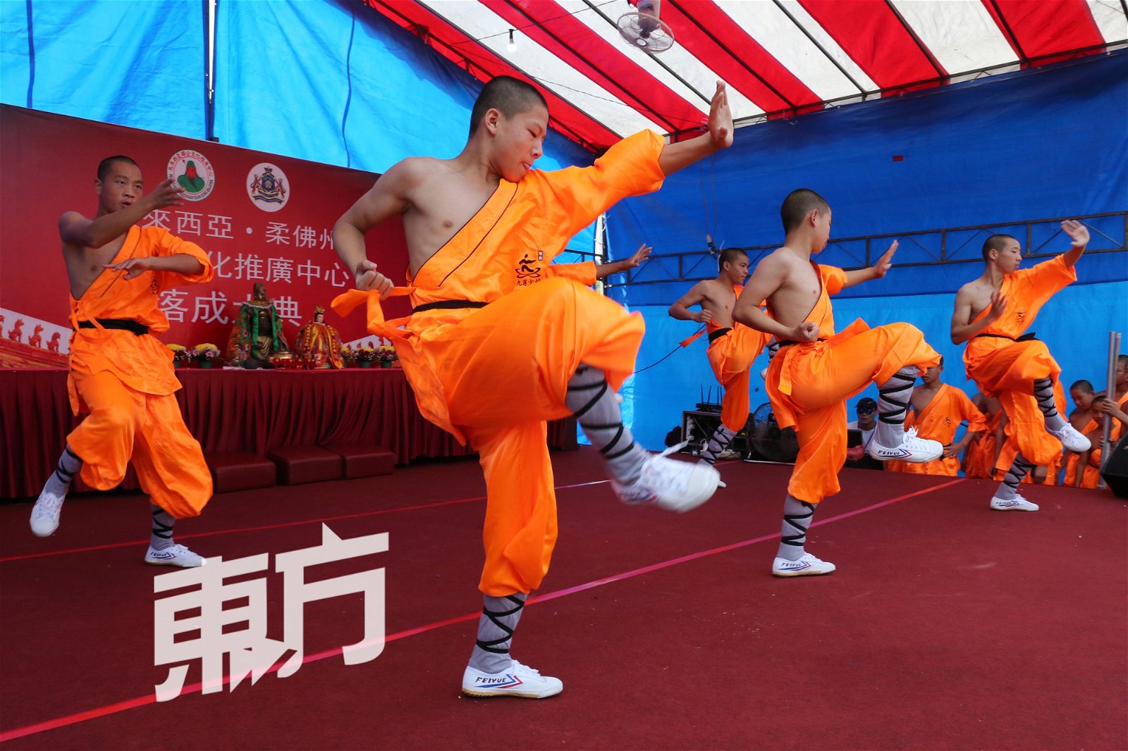 新山关公文化馆周日开幕，请来中国少林武僧表演武术助兴。（摄影：刘维杰）