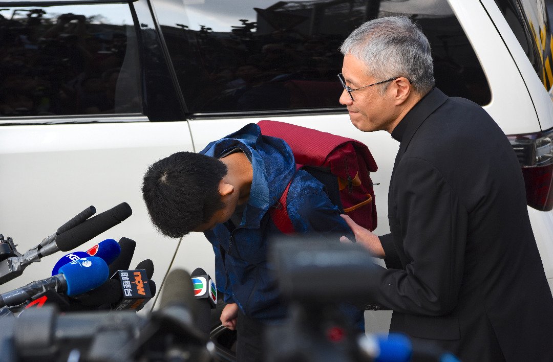 陈同佳在惩教所门外会见记者时，向女朋友潘晓颖的家人说对不起，并鞠躬致歉。