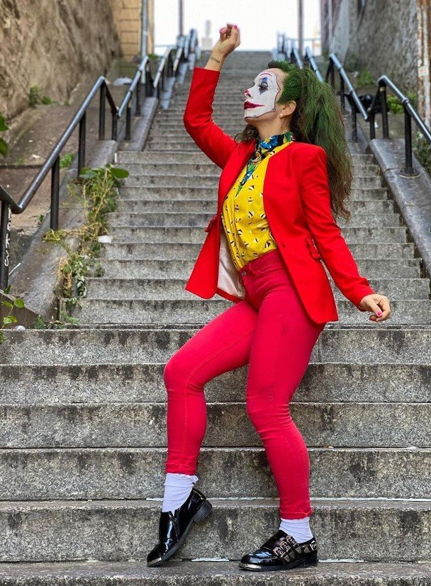 女粉丝以小丑打扮在楼梯跳舞。