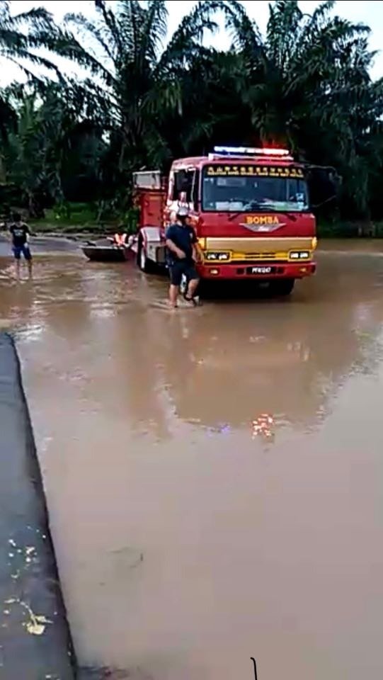 忠英园义消队出动消防车，涉水前往灾区展开救援工作。