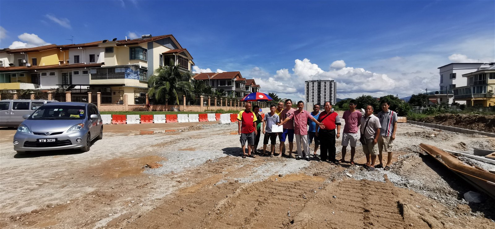 余保凭（左5）连同地方居民，呼吁吉隆坡市政局保留新路兴建高架天桥的计划。