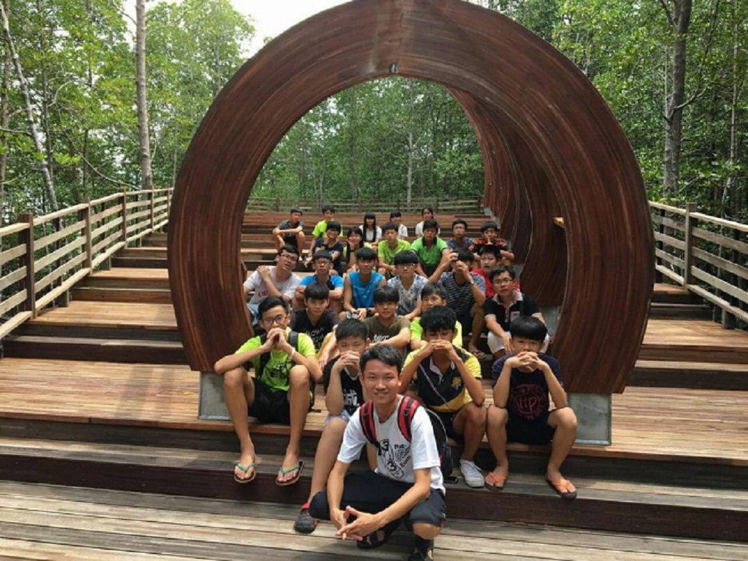 2016年初，周春昇与初中学生一同进行学期旅行。（受访者提供）