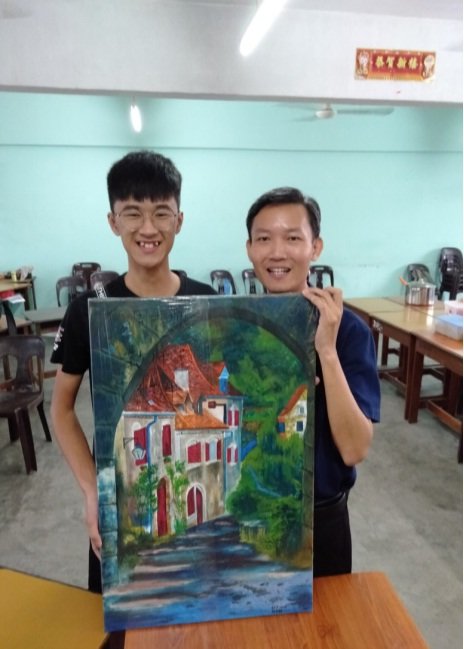 今年的教师节，周春昇（右）收到学生费尽心思绘制的作品作为教师节礼物。（受访者提供）