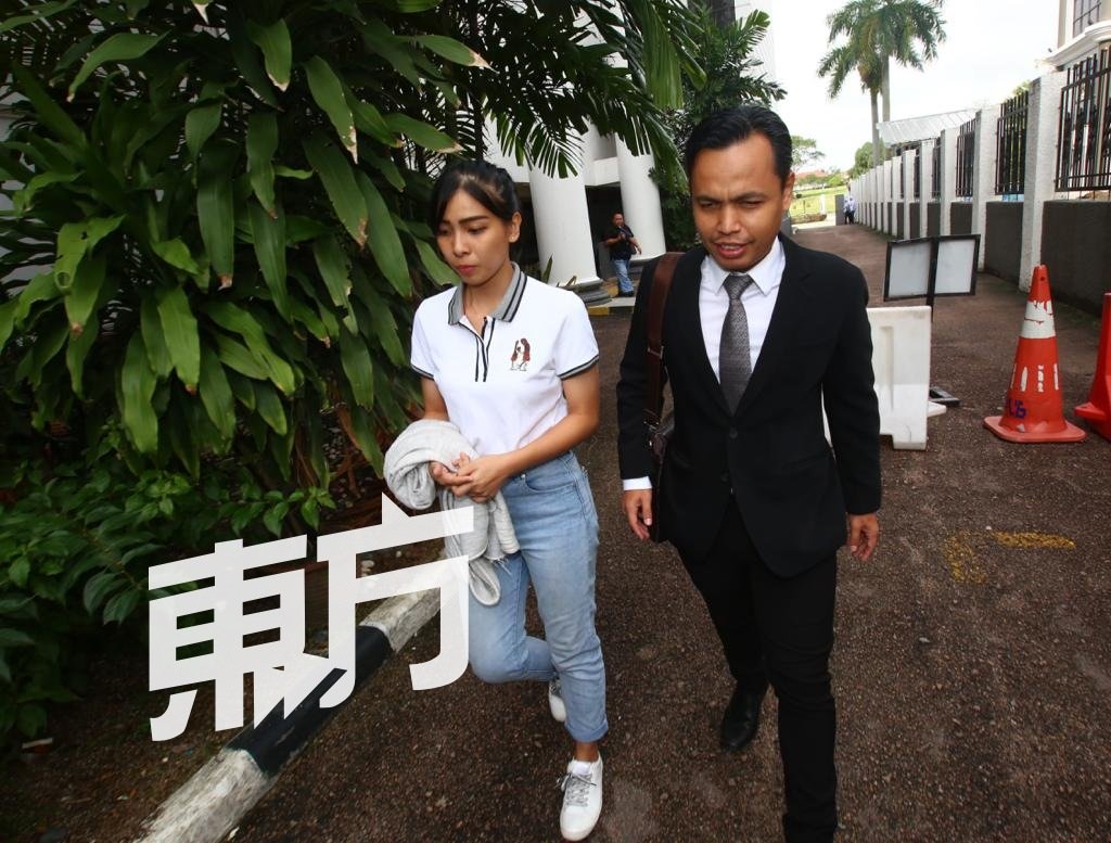 沈可婷（左）获判无罪释放后，离开法庭。
