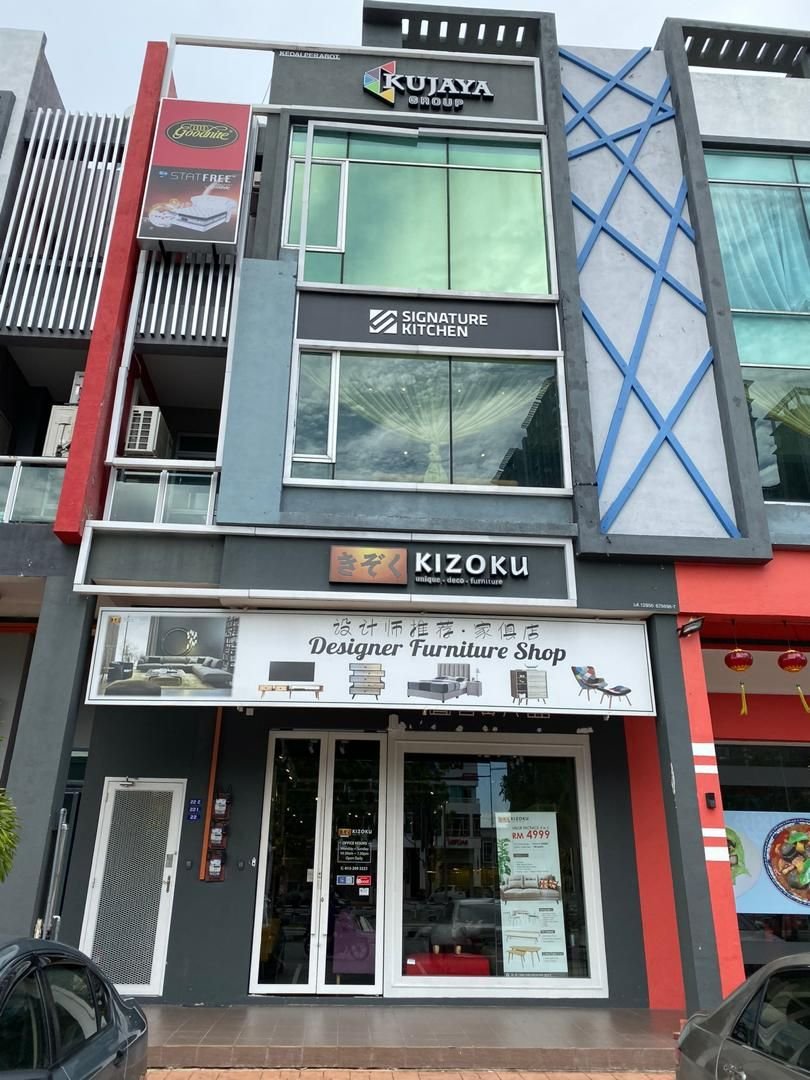 位于哥打叻沙玛纳再也的KIZOKU家具店，为顾客提供独特及现代化的家具。