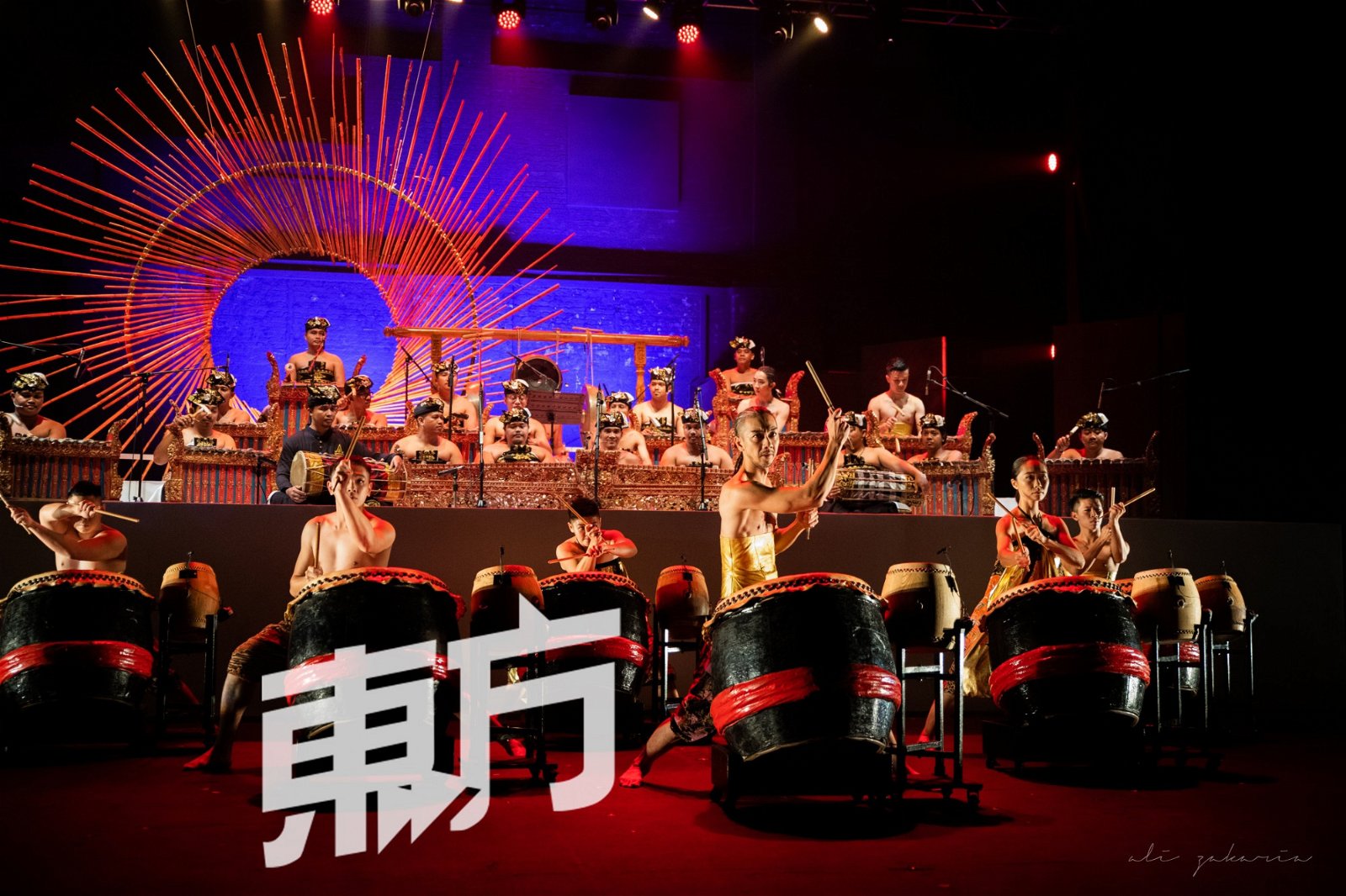 吴绣妤和马丁胡先在《铜话鼓事》合作编曲及表演，展现各自民族的传统乐器的美，是一场文化交流的飨宴。