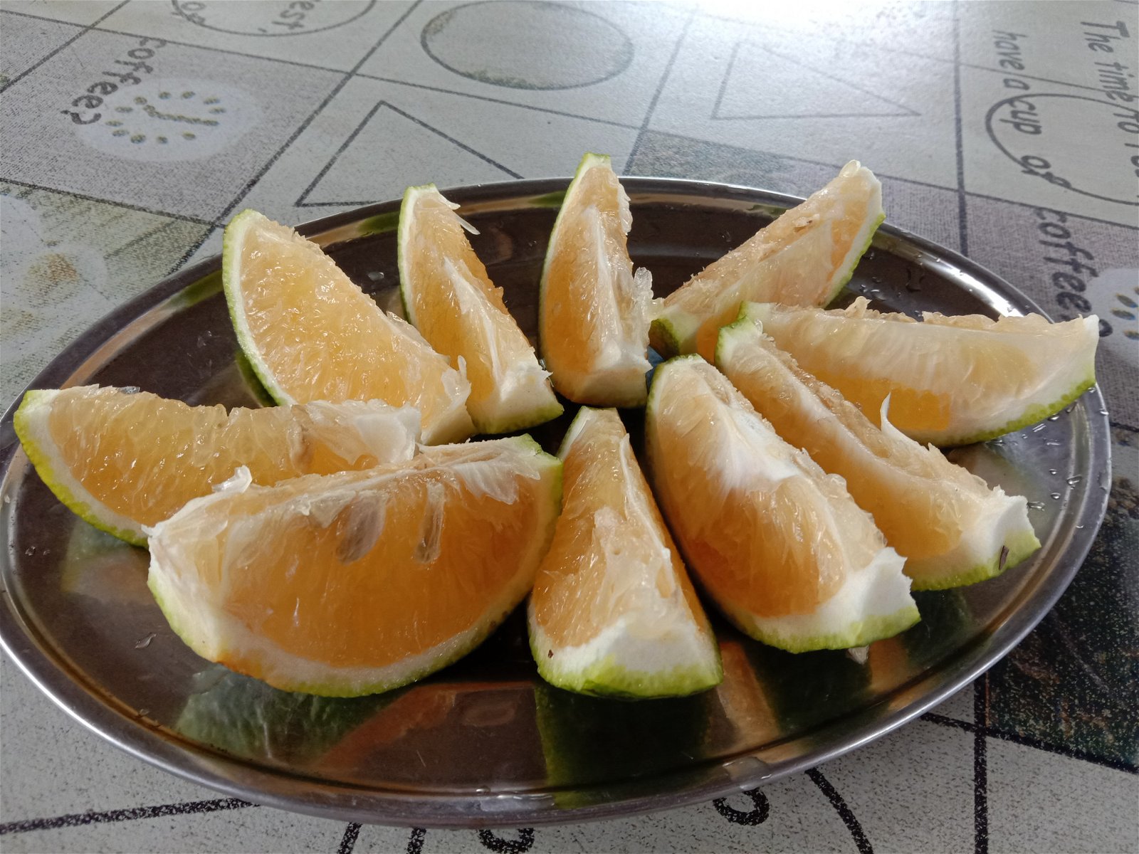 柚橙的尺寸与普通橙同样大小，方便柚子爱好者一次过吃完。