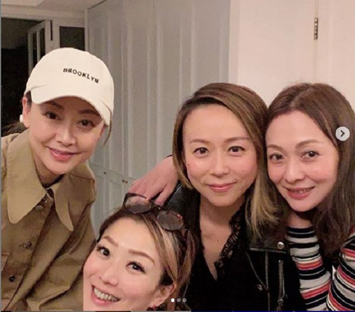 郑秀文在IG上分享最新近况， 表示好姐妹张茜来到香港，一群姐妹淘聚会聊天，并秀出一伙开心的合照。