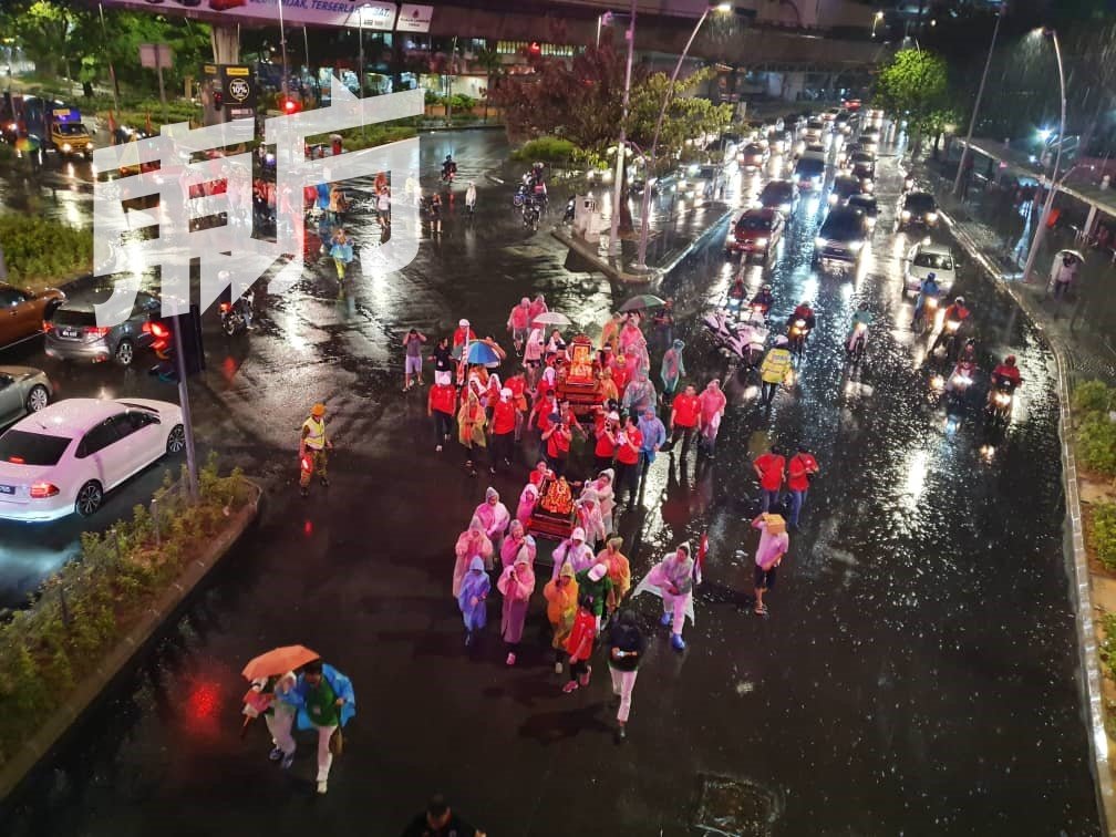 大雨使得出席夜游民众人数大减，但仍有200至300人参与，洪细弟表示，若非碰上夜雨，势必冲破上千人次。（摄影：伍信隆）