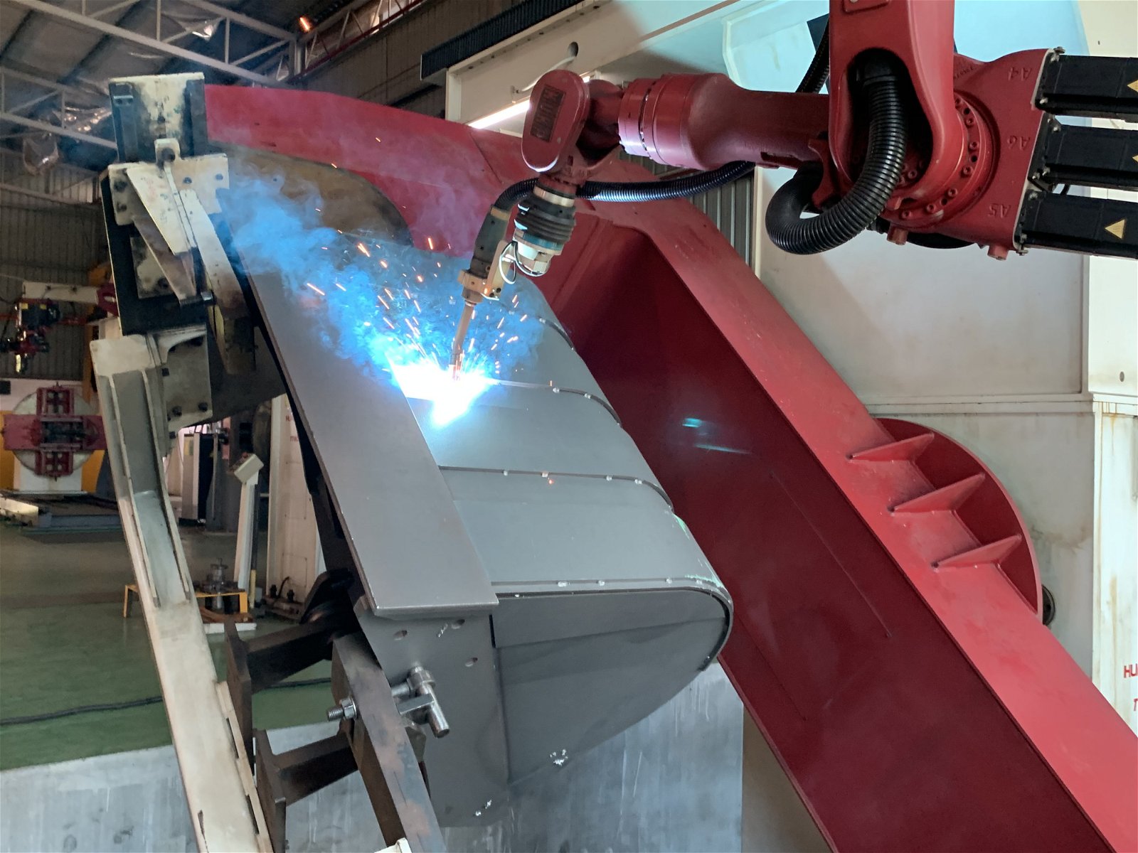 亚依淡厂房使用机器人自动化系统制造产品，图为采用机器人制造吊桥。