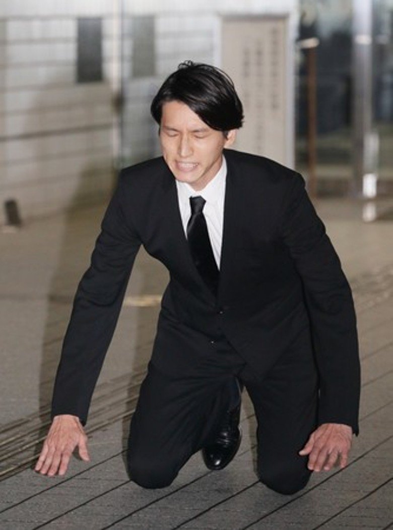 田口淳之介获准保释时，曾下跪向公众道歉。