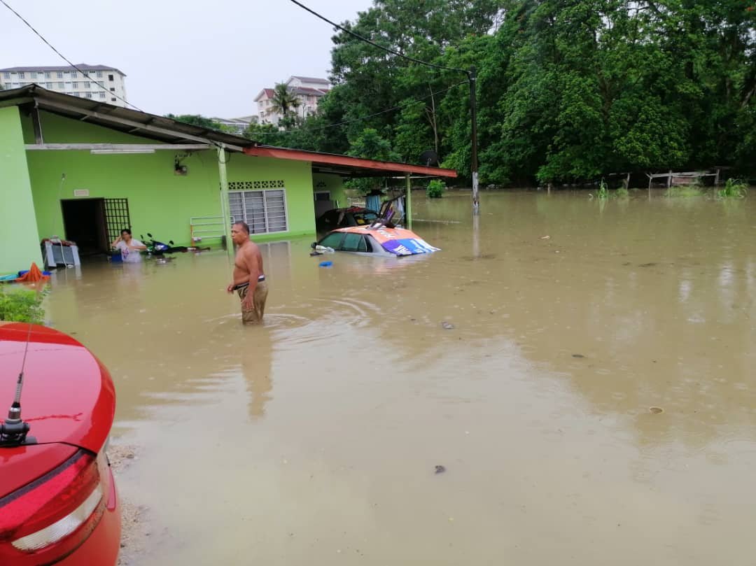 甘拔士卢拉19路民宅遭遇水灾，消拯人员抵达现场提供援助时，受困的乐龄居民却拒绝离开。