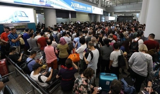 机场快线服务受阻，车站外有大批旅客等候。（图取自东网）