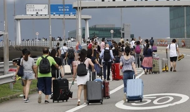 大批旅客徒步走入机场。（图取自东网）