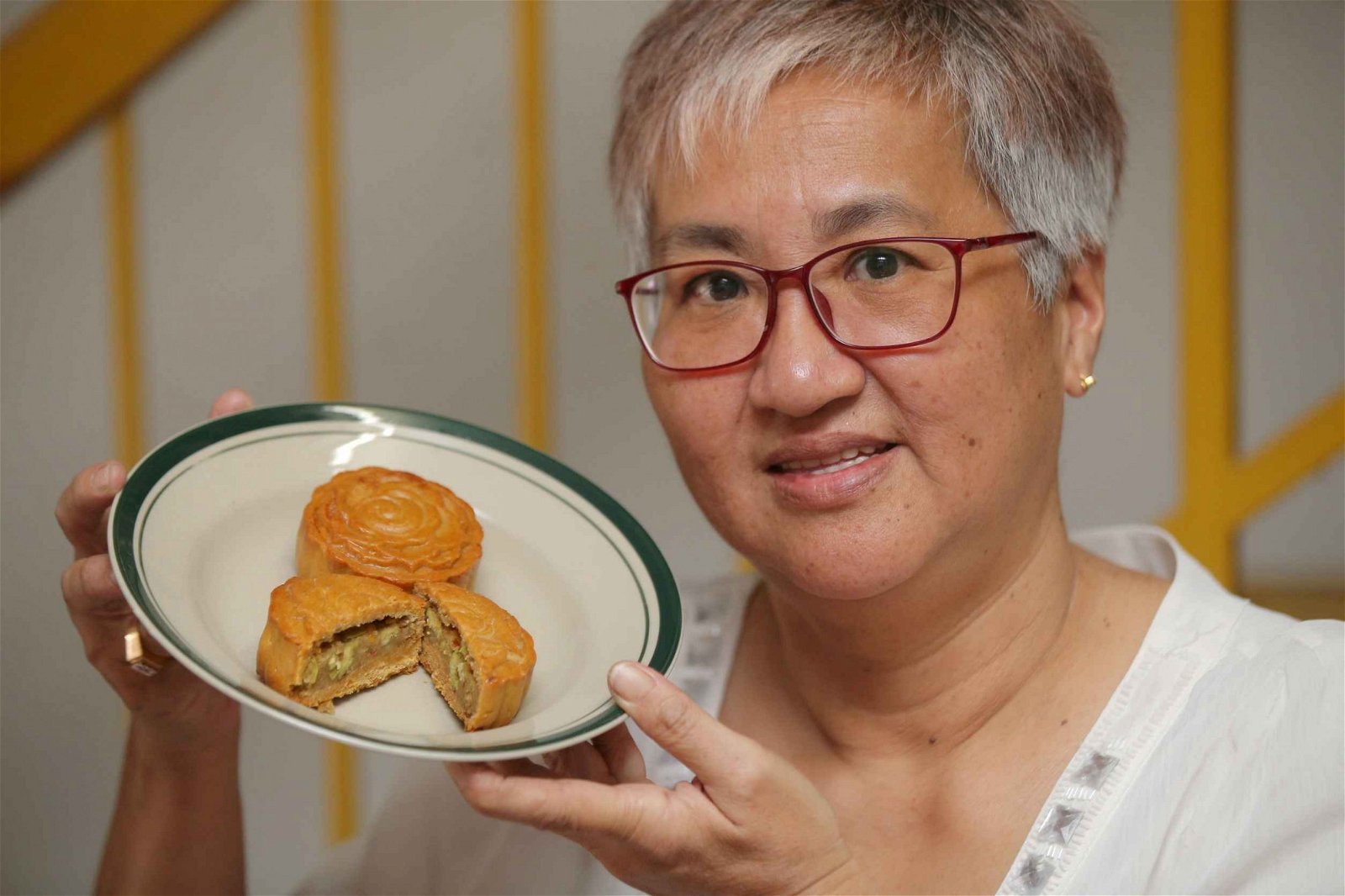 怡保妇女郑清玲自创极具大马风味的“臭豆月饼”，引起网民争相抢购，订单应接不暇。