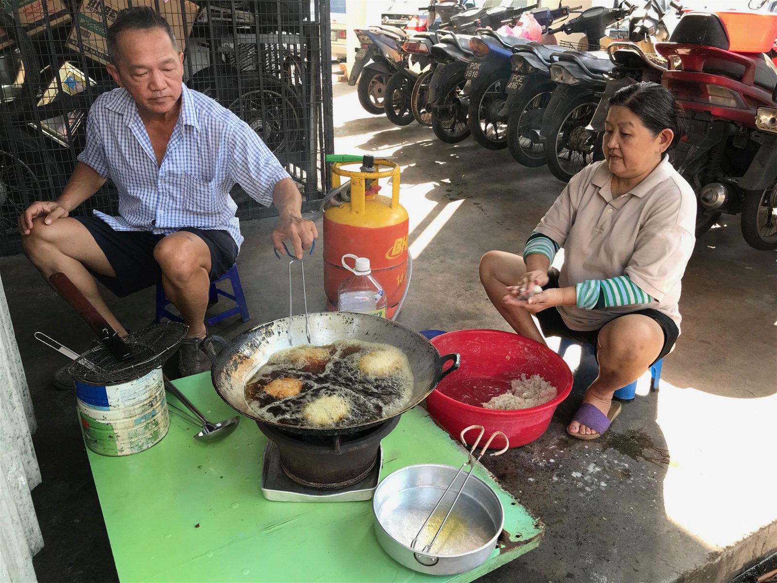 林荣兴（左起）与太太陈美霞16年前就开始卖米揲糕，如今其女儿希望可以转型，将福建传统美食发扬光大。