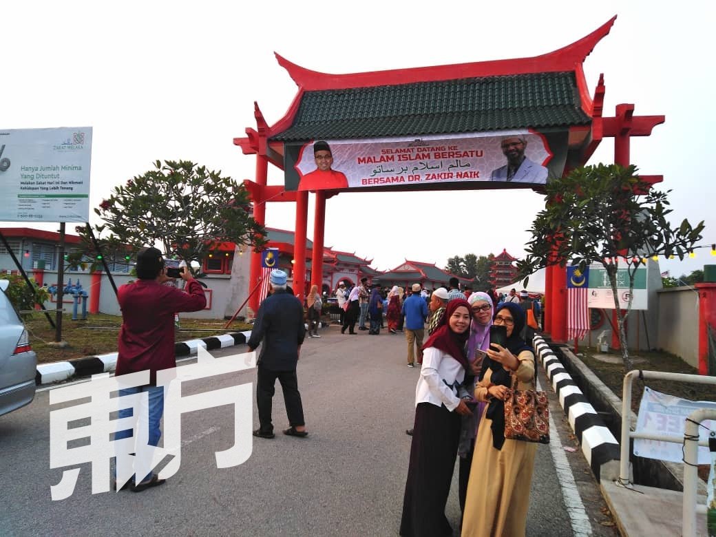 参与宗教祈祷仪式的穆斯林于6时许陆续抵达华人清真寺，在入口处拍照打卡。