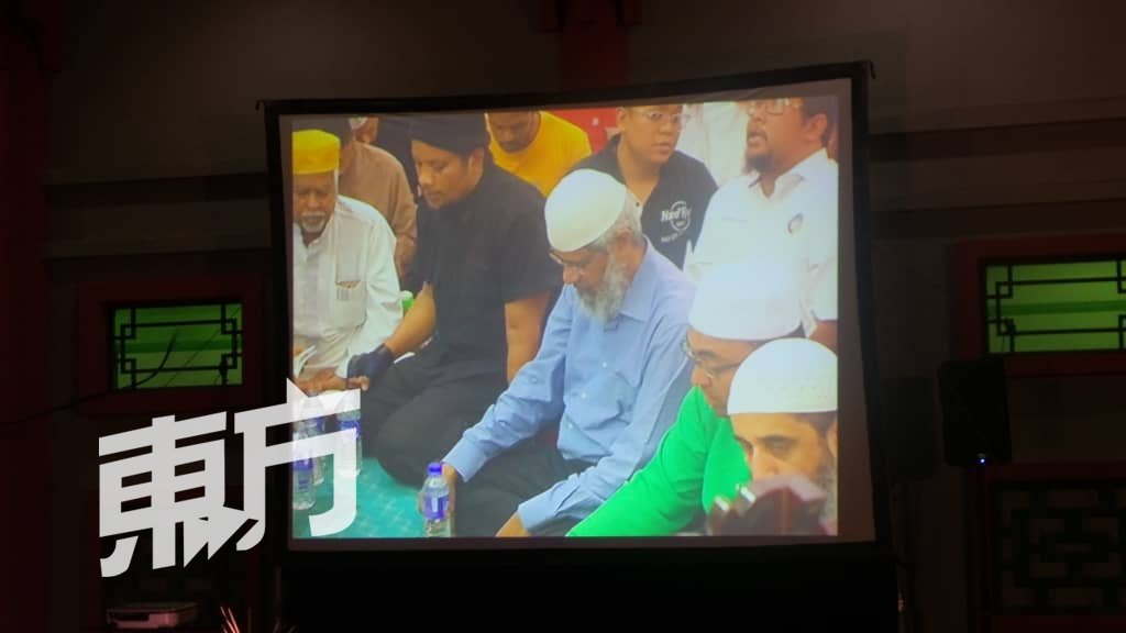 扎基尔（左3起）和拉菲克坐在清真寺内与参与者一同念经祈祷。