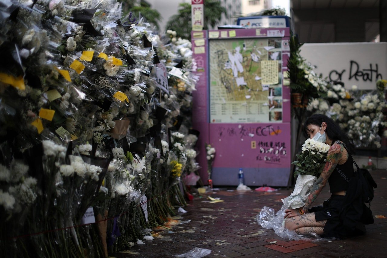 连日来有不少人到太子站外献白菊花哀悼“死者”。（图取自香港01）