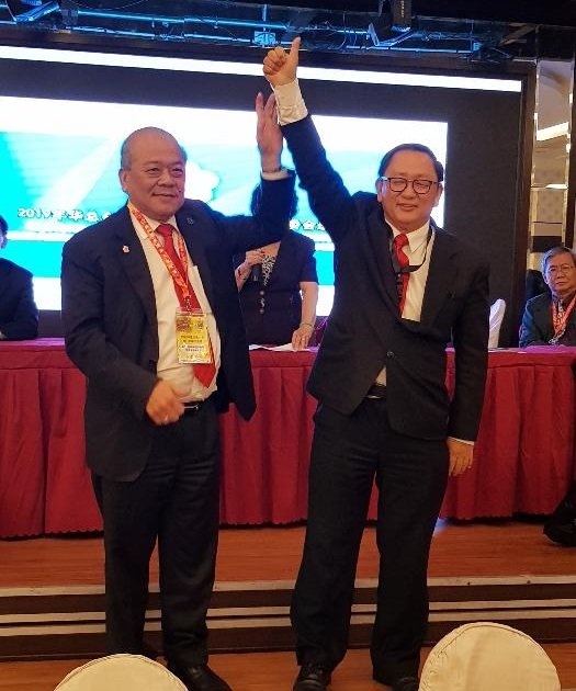 落选会长职的锺来福（右）大方祝福吴添泉（左）及其团队当选为新届华总领导层。（摄影：张瑞强）
