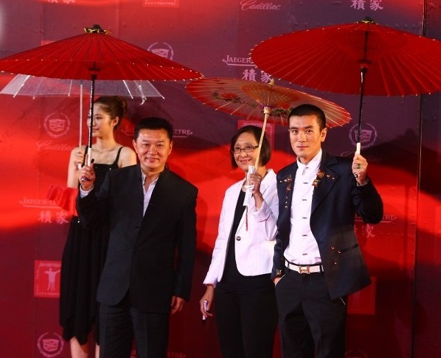 崔宝珠（右二）参与过百部电影制作及策划。（图取自东网）