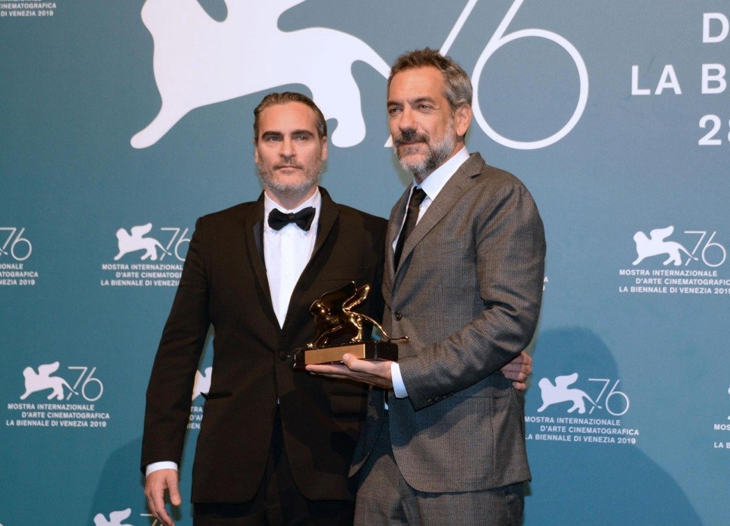 DC电影《小丑》夺得威尼斯影展的最高荣誉金狮奖后，导演托德菲利普斯（右）感谢男主角瓦昆菲尼克斯的信任。