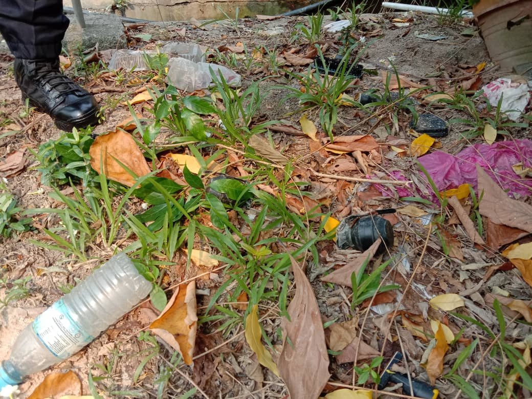 印裔屋主在住家外的树下发现两枚手榴弹。
