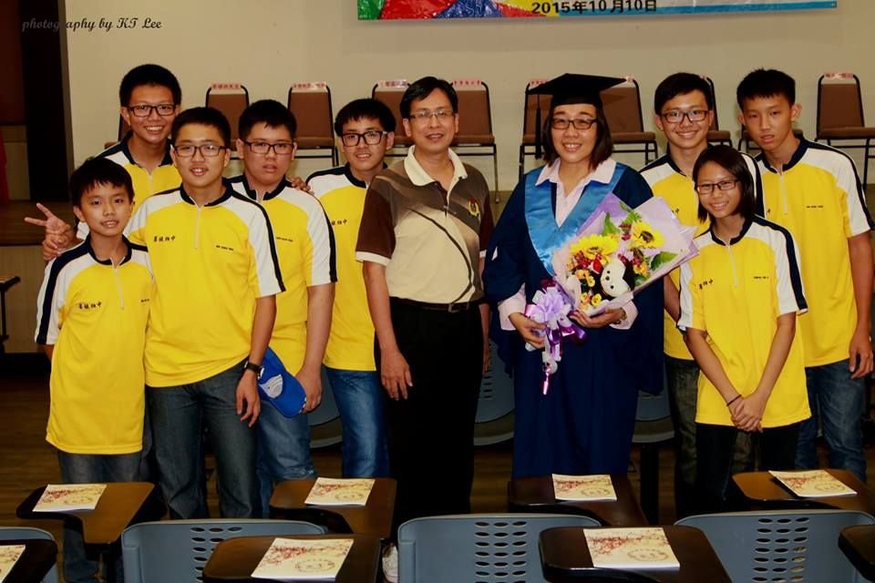 林慧涵邀请学生一起出席其毕业礼，以身教展现了终身学习的精神。