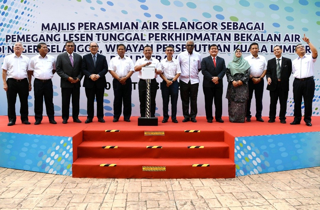 阿米鲁丁（左6）主持雪州水务管理公司（Air Selangor）成为雪州、吉隆坡及布城水供服务唯一营运商仪式。左7起为苏海米及查尔斯。